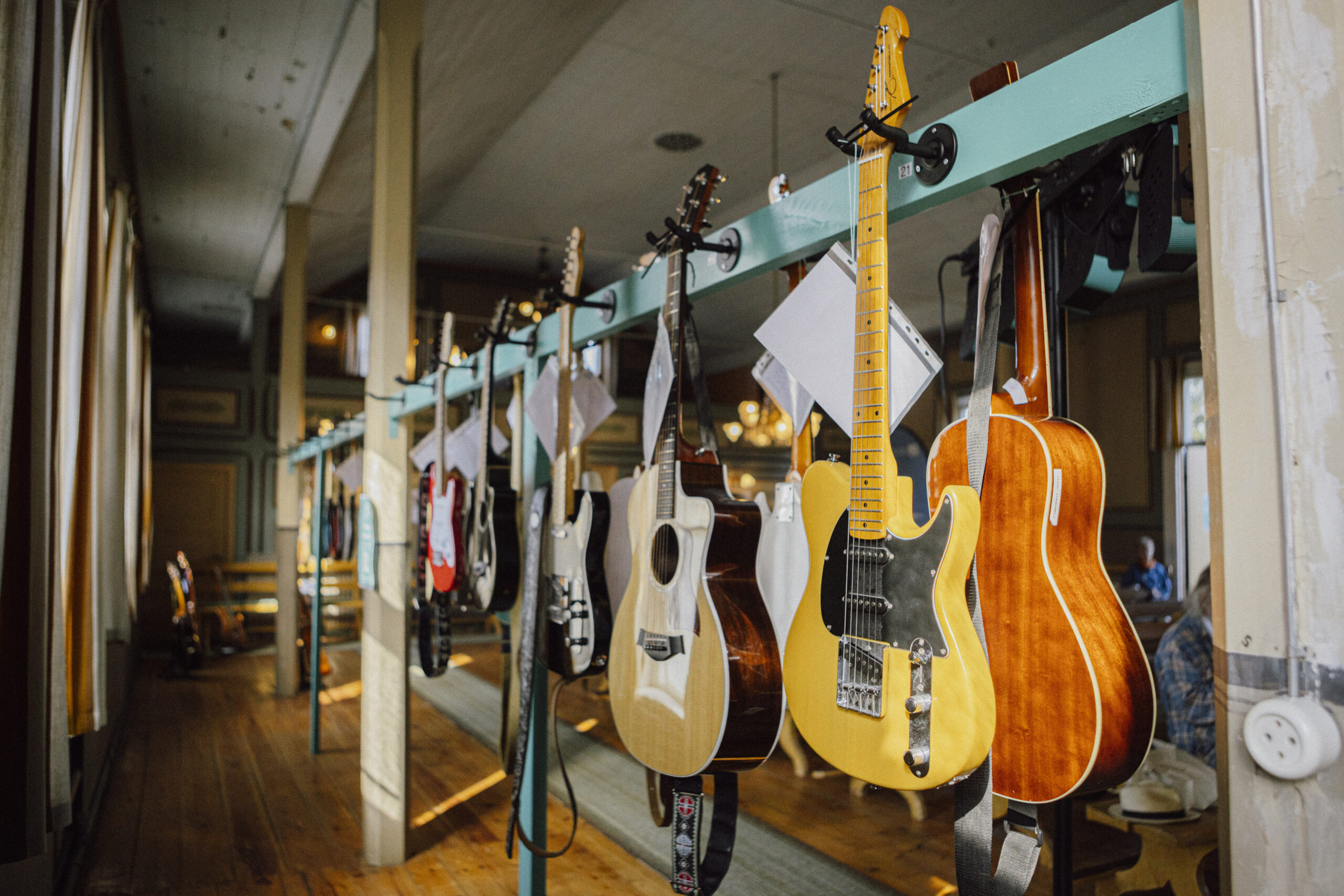 Delta i gitarrutställningen